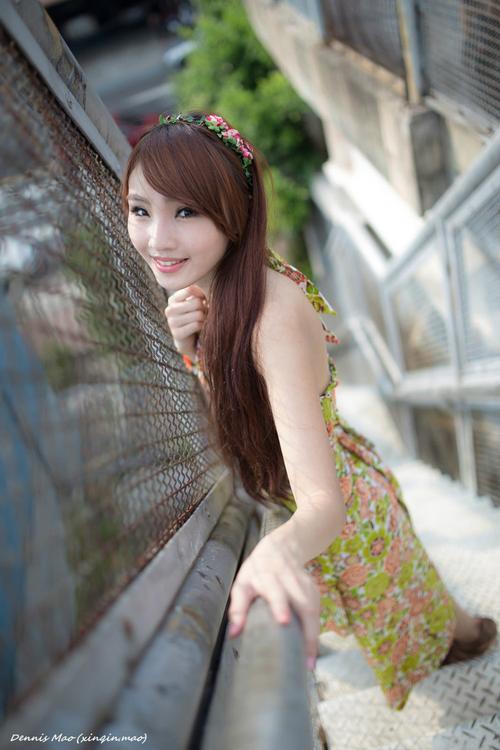 娇妻穿白丝袜白高跟老头