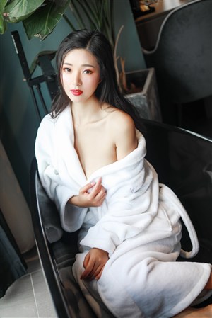 丰满双乳少妇做爰