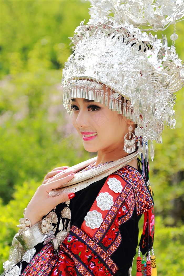 动漫美女脱个精光被男生摸